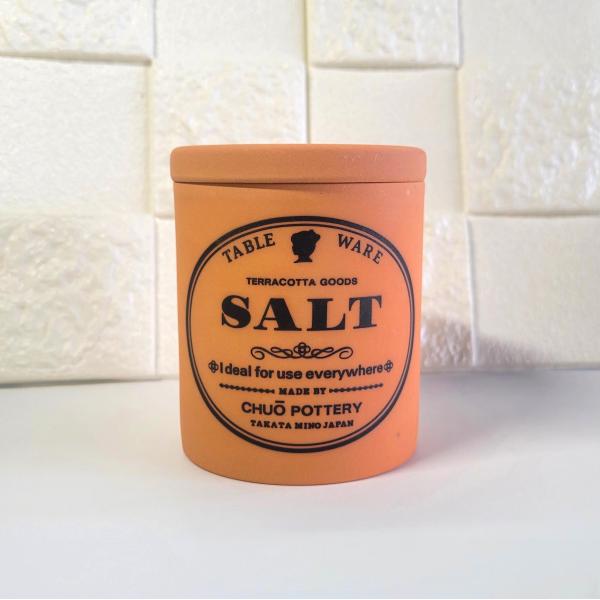 日本製の塩入れです。人気商品です。塩は湿気により固まります。このテラコッタ製の塩入れはテラコッタの容器が水分を吸収し自然蒸発させるため、容器内の余分な水分を取り除き、塩を固まりにくくします。使用時にスプーンでほぐしてご使用ください。湿気が多...