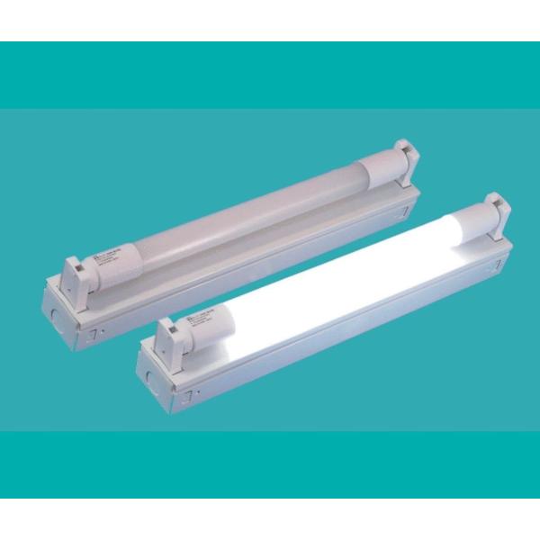 KTL-101とELN-10N5/6Nのセットです。（端子台は付属しておりません）ＲｏＨＳ対応品。シンプルで軽量、低価格商品で従来の設計図面と同じトラフ型灯具です。AC100-240Vの電圧フリー仕様なので、電源を選ばず設置が出来ます。屋内...