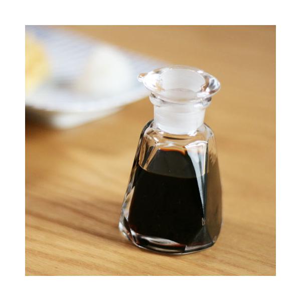 岩沢硝子の液だれしない醤油差し「江戸前すり口醤油注ぎ」です。すり口の毛細管現象と職人の熟練の技で、全く液だれしません。