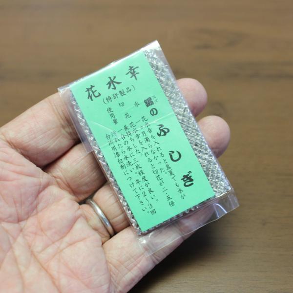 花瓶に入れておくだけ！切り花が長持ちし、水も腐りにくくなります。