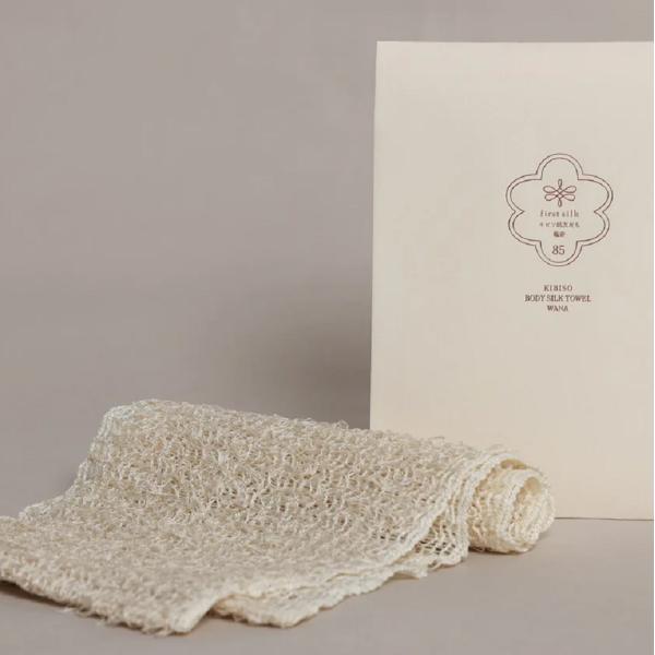 「絹糸」と「キビソ」を編み込んで作った、シルクタオルです。