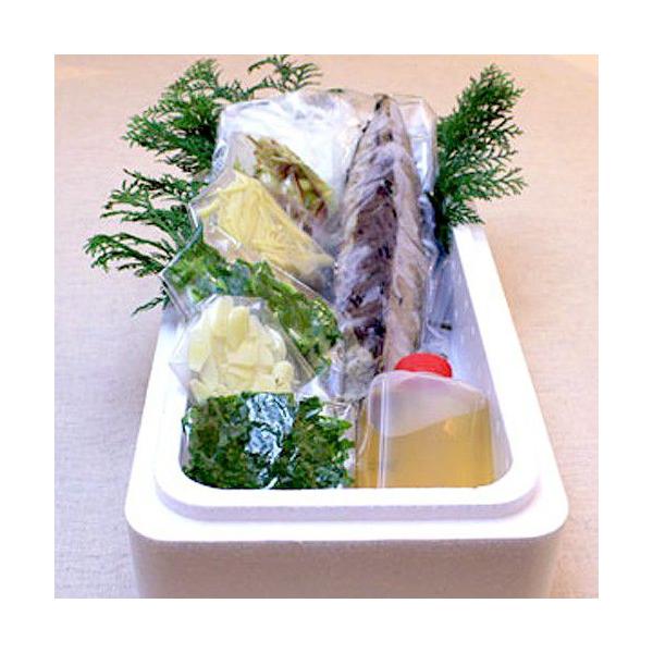 てんこ盛りの薬味（玉ねぎ、ショウガ、みょうが、にんにく、大葉、ネギ）と、たっぷりの特製だし酢で食べる、カツオの田舎タタキ。薬味はすべてカットして真空パックしてあるので、届いたらカツオを切って盛り付けるだけ！ご家族、ご友人でのお集まりの機会に...