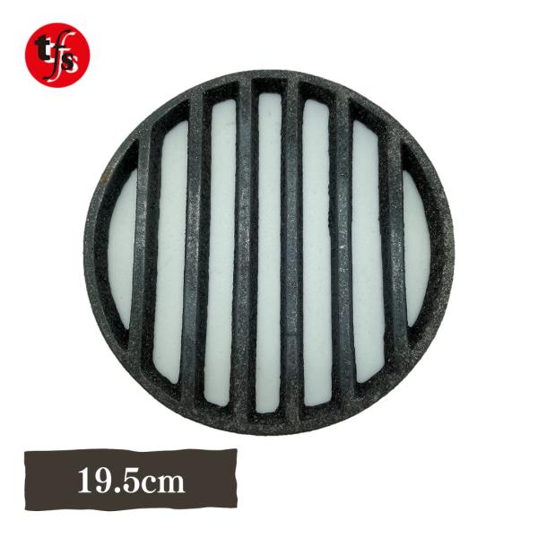 『鋳物製の火皿』鋳物とは、加熱して溶かした金属を型に流し込み、冷えて固まった後、型から取り出して作った（鋳造）金属製品を指します。鋳物・鋳造とは：弥生時代に中国より伝わった鉄の製造方法です。長い年月を経て、培われてきた技術をあなたへ。『火皿...