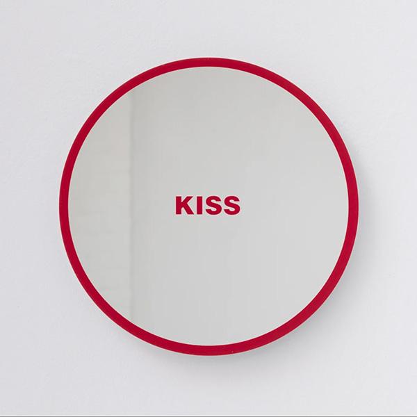 バーバラ・クルーガー / BARBARA KRUGER “ UNTITLED (2 KISS