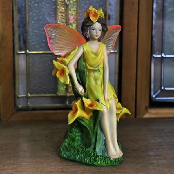 ガーデンライト Led おしゃれ 羽の色を変えながら点灯 ソーラーライト 黄色の妖精 玄関 お庭 置物 オブジェ Cpa 07 雑貨屋リエット 通販 Yahoo ショッピング