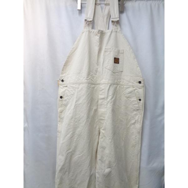 【メーカーHPより】ハワイのワークウェアメーカーと、アメリカ本土のメーカーが手掛けた仕様がミックスされて製作されていることが伺えるオーバーオール。背面はローバックのタイプで、左側に寄ったフロントのシングルポケットや留め具の形状などは、初期の...