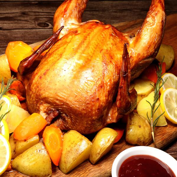 [商品名] スモークチキン[内容量] 1kg（一羽）[原産国] ブラジル（丸鶏）[原材料] 鶏肉、食塩[賞味期限] 別途商品ラベルに記載[保存方法] 要冷凍-18℃以下[配送形態] 冷凍*仕入や在庫状況によりパッケージ、規格などが多少違う場...