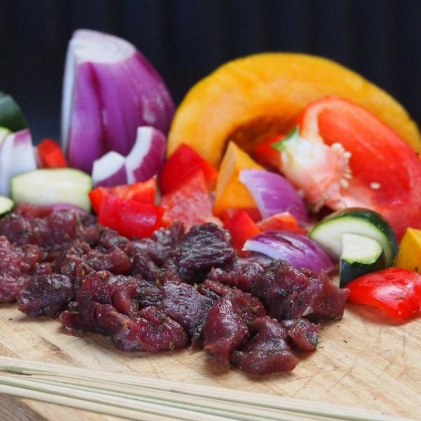 [商品名] 竹串付き味付け馬肉キューブ[内容量] 150g+竹串10本[原料原産地] カナダ又はメキシコ又はアルゼンチン（馬肉）[生産国] 日本[原材料] 馬肉、水、植物油、食塩、砂糖、香辛料 / カラメル色素[賞味期限] 別途商品ラベルに...