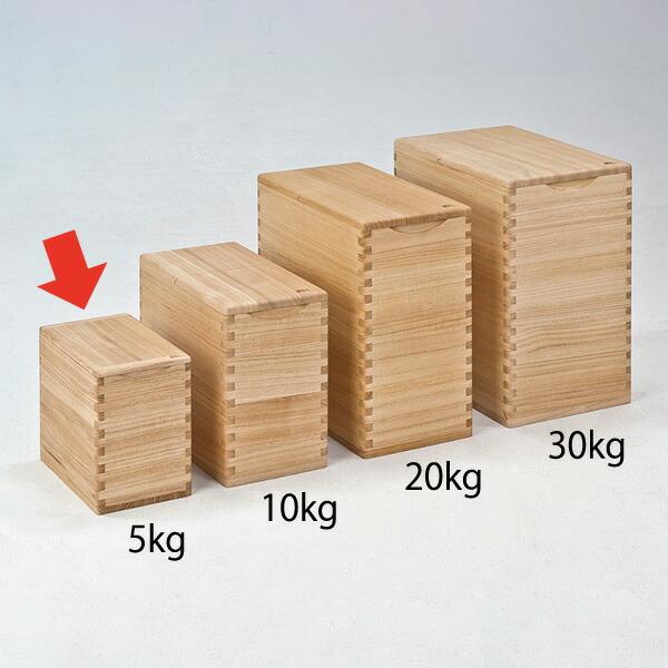 商品説明桐ダンスで有名な新潟県加茂市で生まれた桐の米びつ。桐の米びつは、お米の美味しさを保持する調湿効果で劣化を防ぎお米を美味しく保存することが出来ます。桐材は繊維密度が高く材料内部に気泡が多い事から、湿度や温度の変化に影響を受けにくくお米...