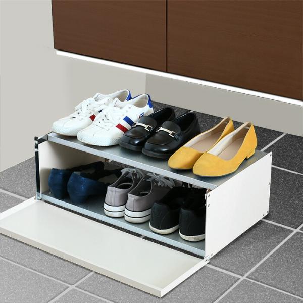 商品説明靴を下駄箱下にスッキリ収納できるシューズワゴン上下2段に靴を収納できる優れもの。棚板は鉄製で薄いため、スニーカーなどもしっかり収納できる高さになっています。また、 付け替え可能な棚板をフラットに付け替えて、高さのある靴を収納すること...