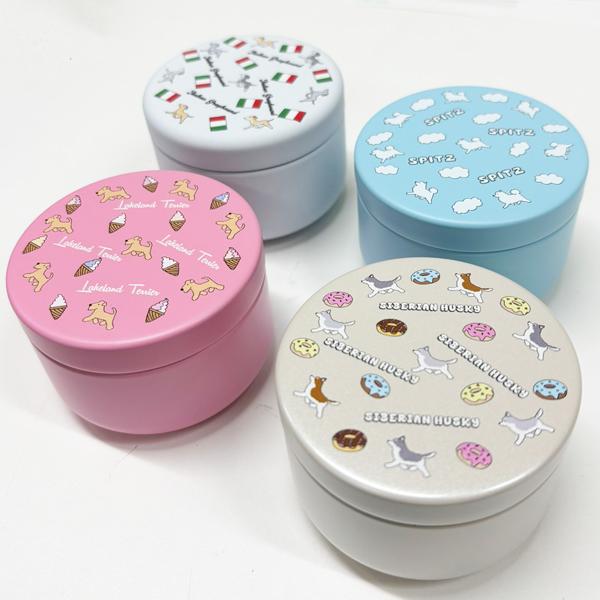 わんちゃんの幸せが、あなたの幸せになる場所。ペット雑貨のお店ThreeB。一緒に過ごす時間をもっと素敵にする、とっておきのアイテムを探しにきてください。この商品はプチ缶(φ64×H45)です。缶の蓋部分に直接プリントされています。(シールで...