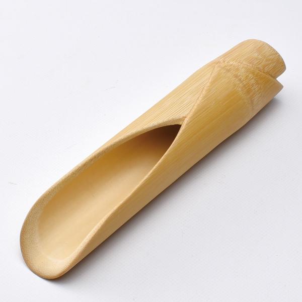 紙を巻いたような形に彫刻した竹の茶則。