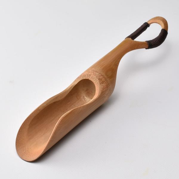 持ち手に細縄を巻いてアクセントとした竹の茶則。
