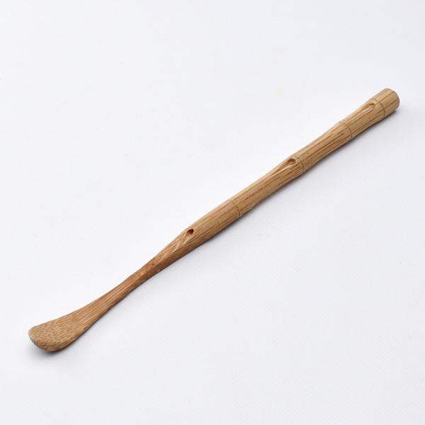 持ち手の部分に竹の節のような模様を刻んだ竹の茶匙。