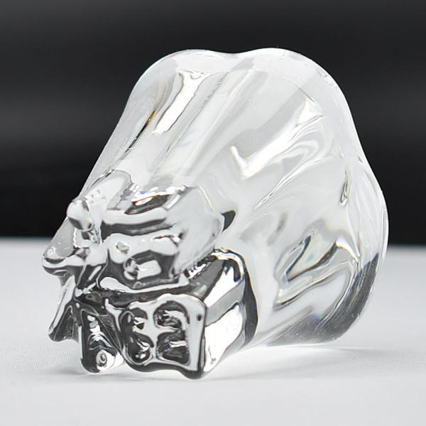 茶壺の蓋を置く蓋架。透明ガラスで頂が福の字になっています。