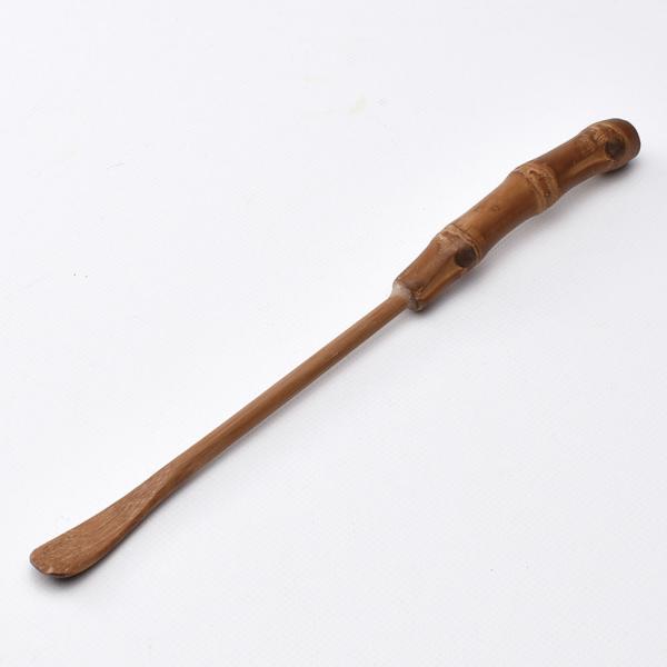 竹の地下茎を柄の部分に用いた茶匙です。