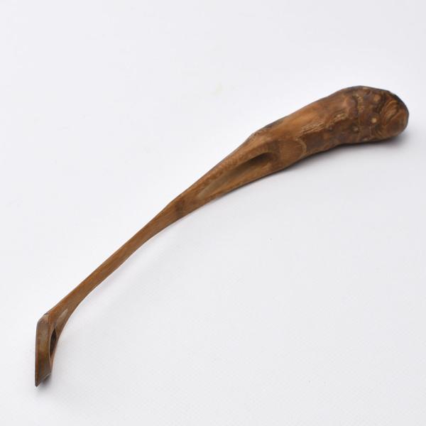 竹の地下茎の先端部分を柄として用いた茶匙です。