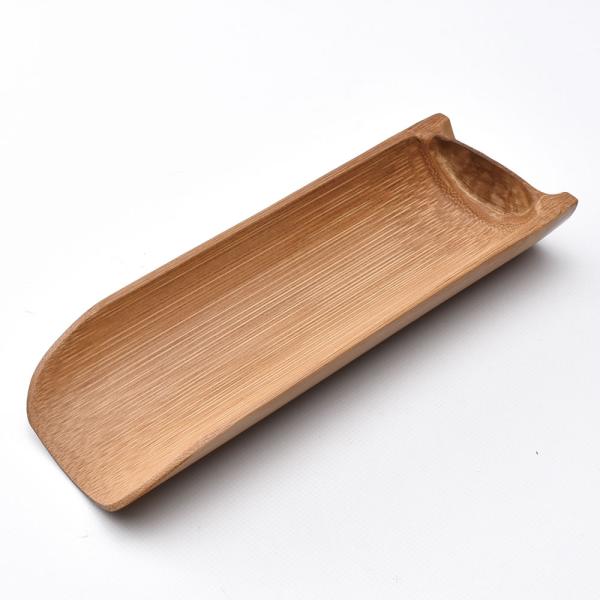 炭化させた竹の節を用いた茶荷です。