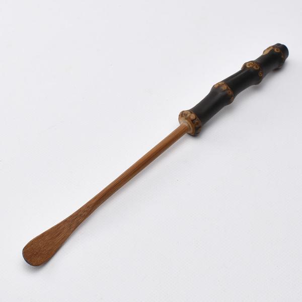 表面が黒紫となる紫竹の地下茎を柄として用いた茶匙。