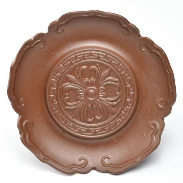 中央に蘭の花を配した紫砂風の壺承です。