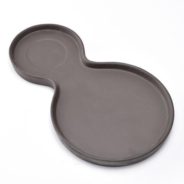 瓢箪型の薄い皿状、落ち着いた焦げ茶色の茶托盤。