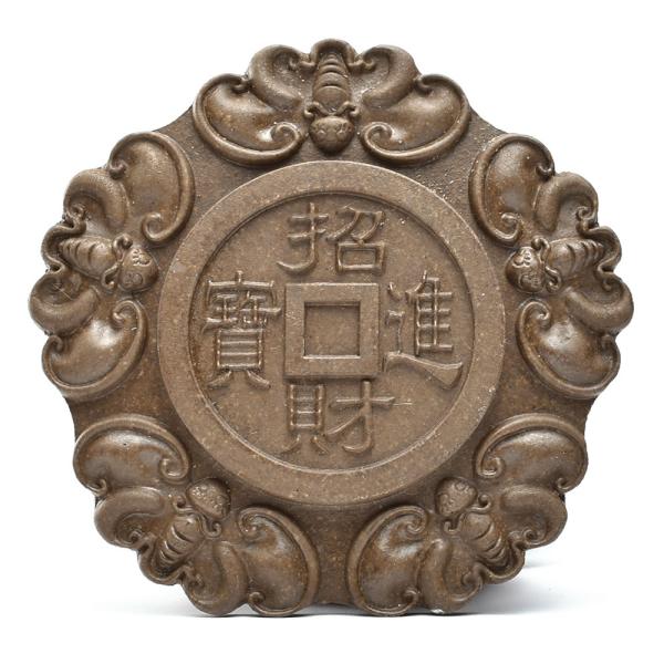 古びた雰囲気のある茶壺置き。蝙蝠と招財進宝の文字。