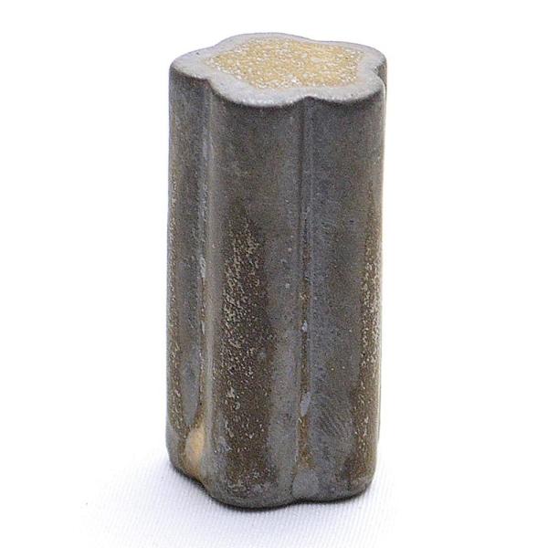 茶壺の蓋を置くのに使う蓋架。古びた風合いの粗陶です。