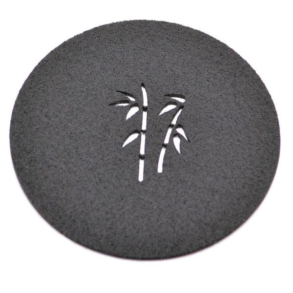 竹の形にくり抜いた合成繊維の壺托です。