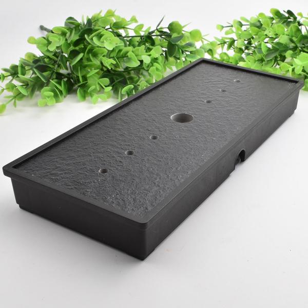 表面を黒い石のような風合いに仕上げた小茶盤。