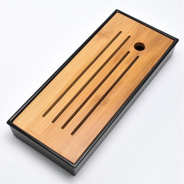 水漏れの気にならないプラ底、シンプルで小ぶりな竹茶盤です。