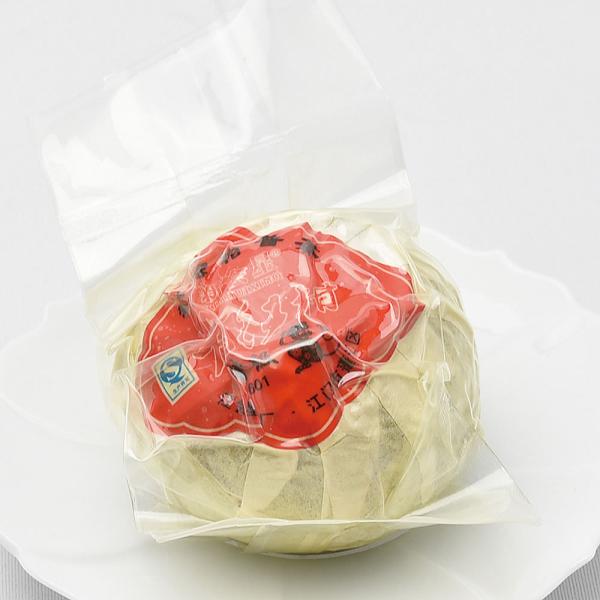 高級プーアル熟茶を蜜柑の皮に入れて天日干。長期保存した蜜柑は陳皮と呼ばれる漢方のひとつです。プーアールは雲南省のプーアル市という地名です。熟茶は、渥堆という工程を経て作られるプーアル茶で黒茶に分類されます。渋みが少なく食事に合うお茶としても...