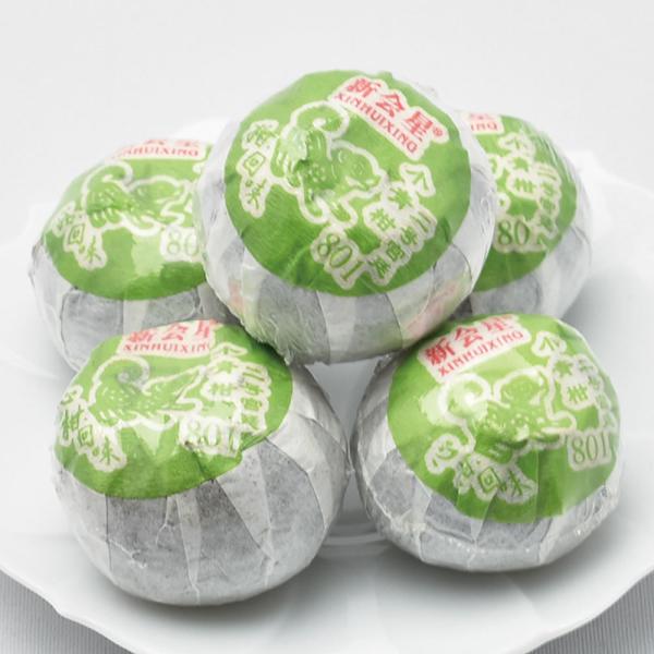 高級プーアル熟茶を小青柑に入れて天日干。爽やかな清香タイプ。プーアールは雲南省のプーアル市という地名です。熟茶は、渥堆という工程を経て作られるプーアル茶で黒茶に分類されます。渋みが少なく食事に合うお茶としても知られています。柑橘の爽やかな味...