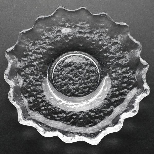 蓮の花のイメージの透明なガラスの茶托です。