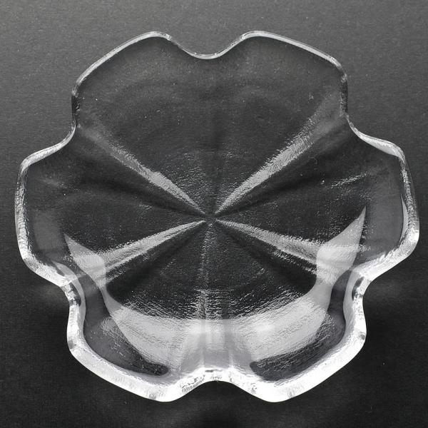 六辺の花ですが、車のパーツのようなシャープな感じがあります。