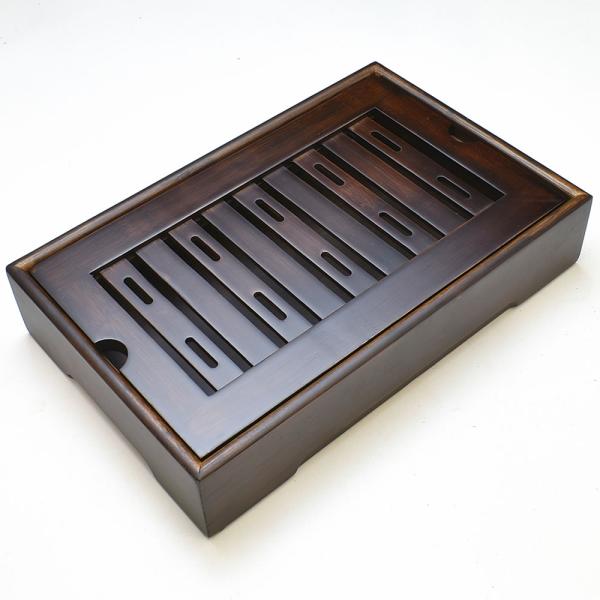 定番の小盛水茶盤を焦げ茶色に塗った竹茶盤です。