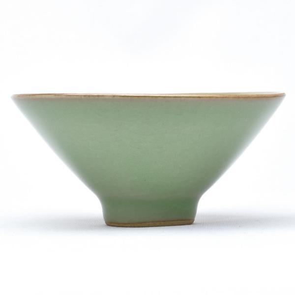 笠を逆さにした形の斗笠杯。少し薄手の兄窯梅子青です。