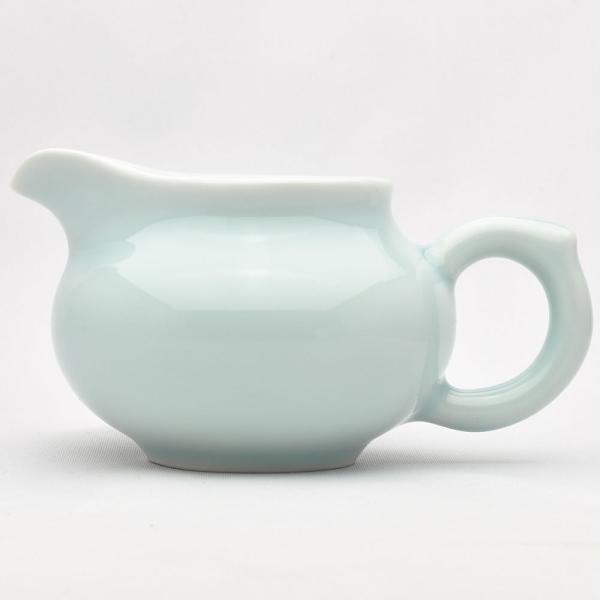 使いやすい持ち手ありタイプ、龍泉青磁の茶海です。
