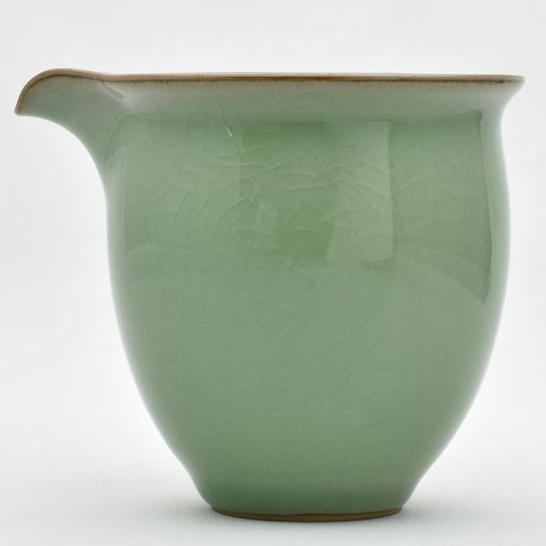 すっきりと持ち手のないタイプの大きめ茶海です。哥窯梅子青。