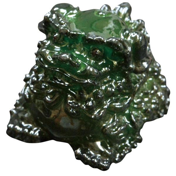 お湯をかけると色が変わる樹脂製の茶寵。伝説上の吉祥動物・麒麟