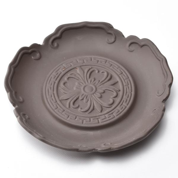 中央に蘭の花を配した紫砂風の壺承です。