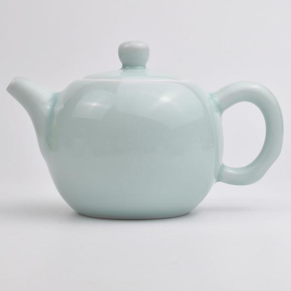 丸みを帯びつつ重心がやや上にある青磁の茶壺。