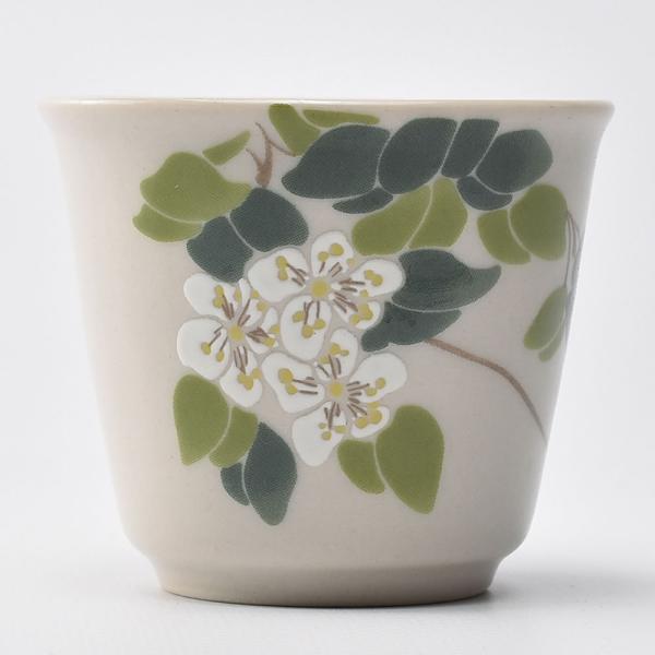 ずんどう気味でレトロな雰囲気を醸す山茶花の草木灰品茗杯。