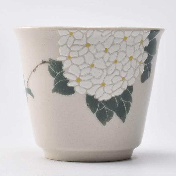 ずんどう気味でレトロな雰囲気を醸す白い紫陽花の草木灰品茗杯。