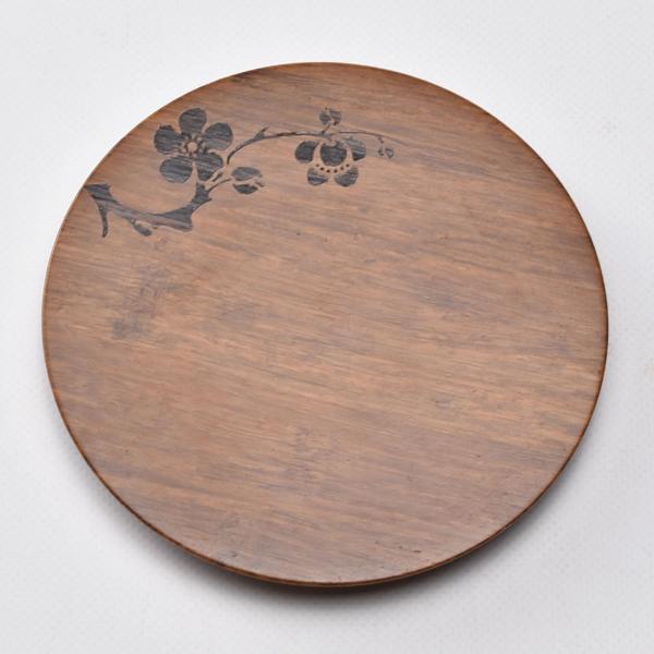 密度の高い重竹を使い梅の花をあしらった茶托。