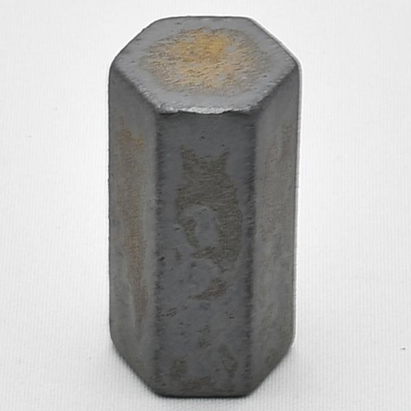 茶壺の蓋を置く古びた風合いを出した六角形の蓋架です。