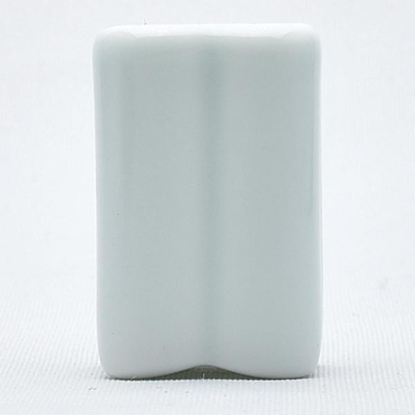 梅の花をイメージしたかわいらしい蓋置き。薄い青。