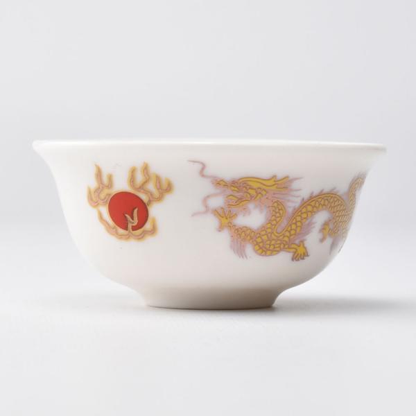 金色の龍と珠の吉祥図案の品茗杯です。