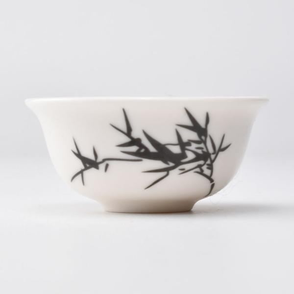 力強く黒で描かれた竹の図案の品茗杯です。