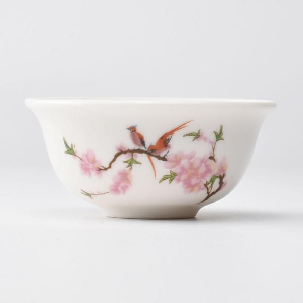 桃の花に鳥という明るい図案の品茗杯です。