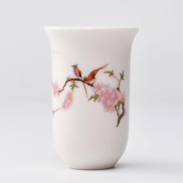 桃の花に鳥という明るい図案の聞香杯です。